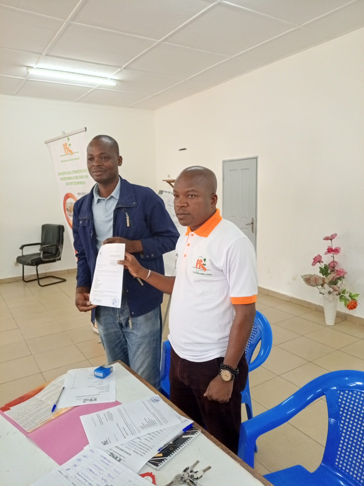 Remise de Matériel de Salubrité à l'Union des Jeunes de Banco 2